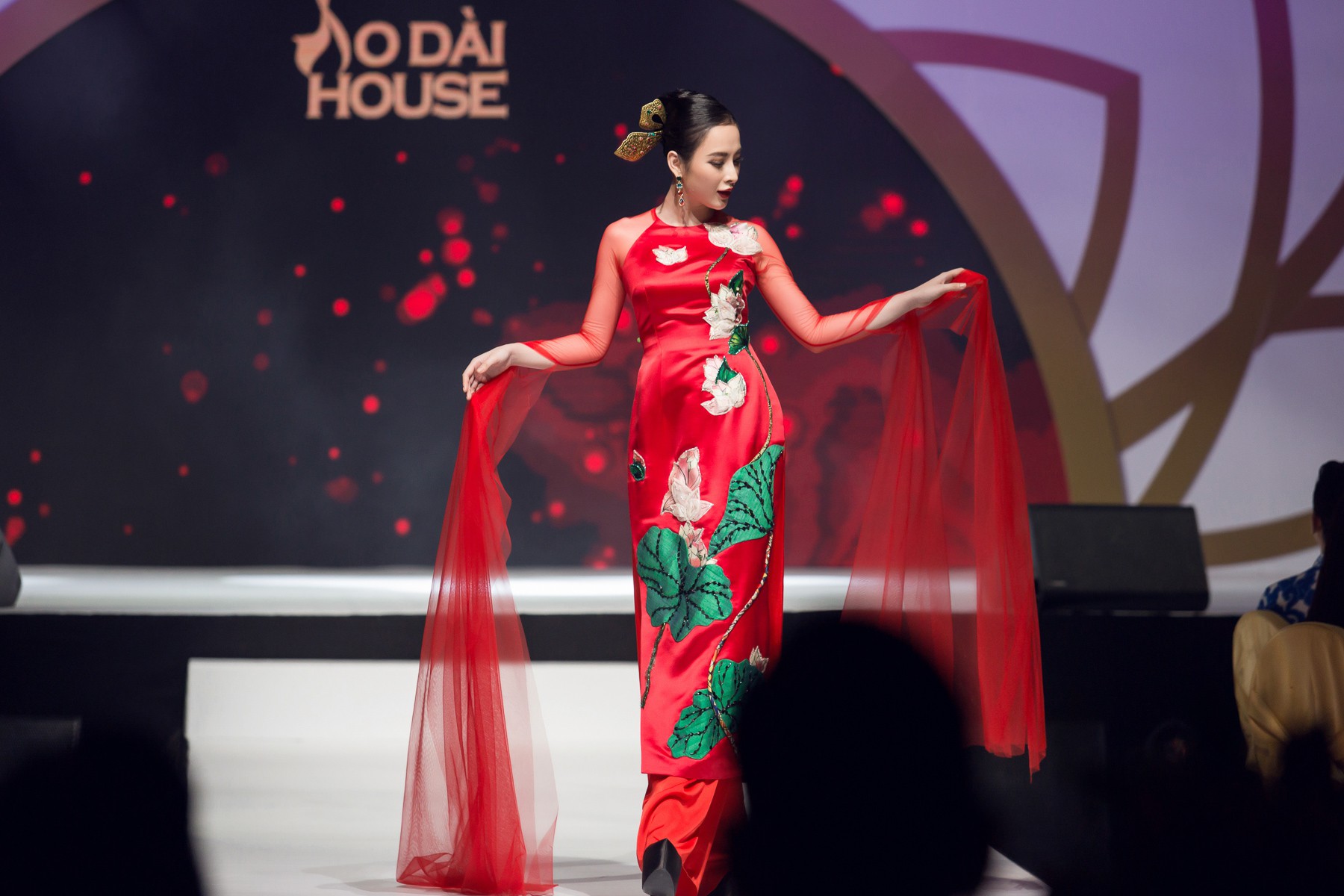 Angela Phương Trinh múa may uyển chuyển với tà áo dài 100 triệu, làm vedette của NTK Thủy Nguyễn